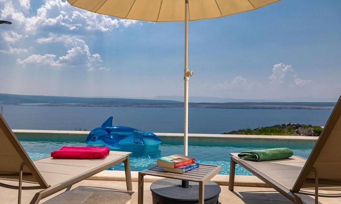 Dramalj House | Fantastic finca only 480 meters to the beach with sea views, private pool, washing machine