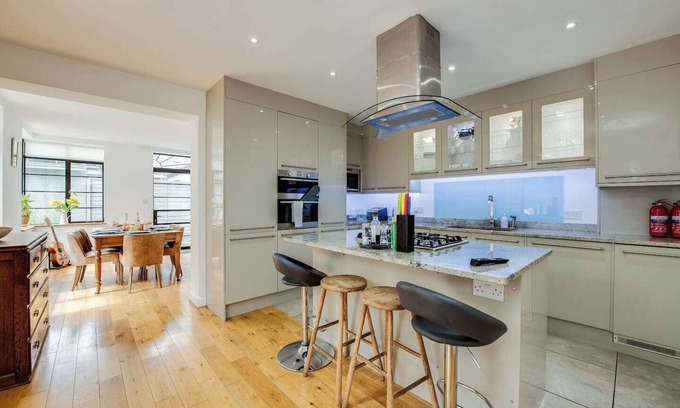 Portsmouth Apartment | Stylish Art Deco Garden Flat in Family-Friendly Southsea