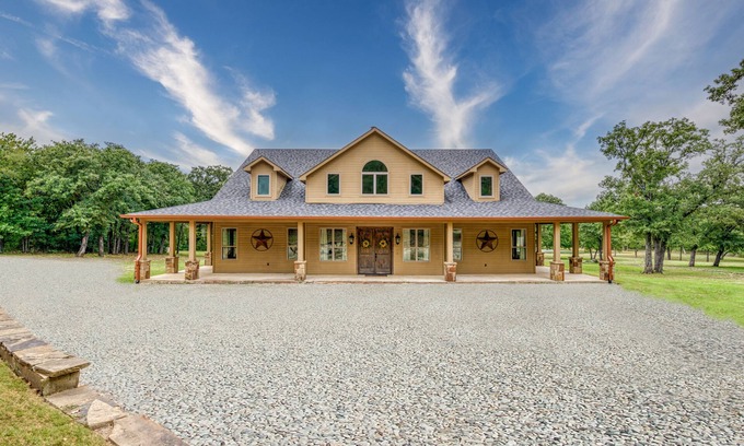 Gordonville House | Ideal Retreat on 18 Acres: Ocean Views & Family Friendly