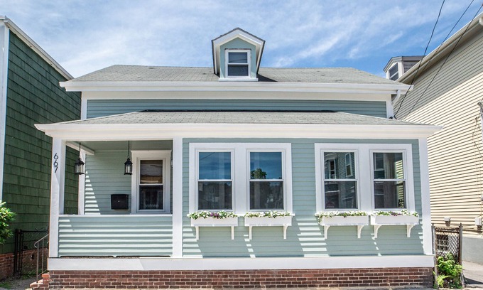 Fifth Ward House | Inviting Home with Yard on Thames, Rated 9.8 by Guests
