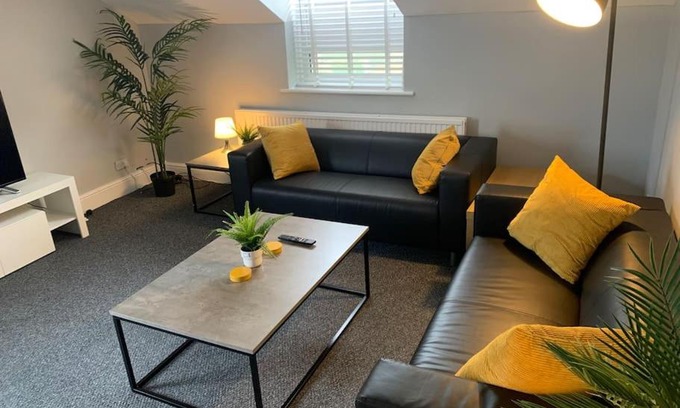 Trafford Apartment | Family-Friendly 2-Bedroom Flat with Free Parking, Rated 9.3