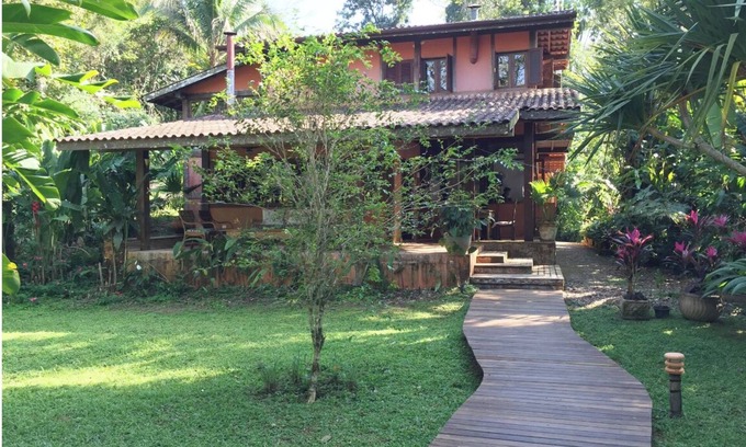Camburi House | Inviting Home with Tropical Garden and Refreshing Pool