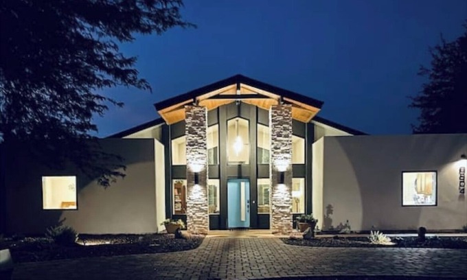 Starlight Estates House | Family-Friendly Retreat with Salt Water Pool & Ocean View!