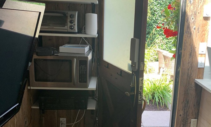 Riley Park-Little Mountain Cottage | Prime Location: Cozy Studio Suite with Pet-Friendly Amenities