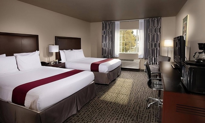 Pullman Hotel | Convenient Pullman Hotel: Free Breakfast, Pool & Parking