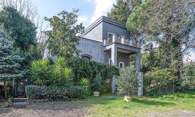 Fleri House | Fantastic old country house at the foot of Etna.