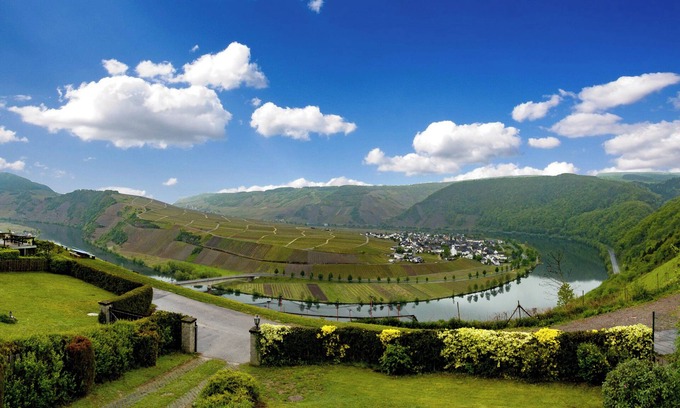 Piesport House | Experience Breathtaking Panoramic Views and Family-Friendly Amenities