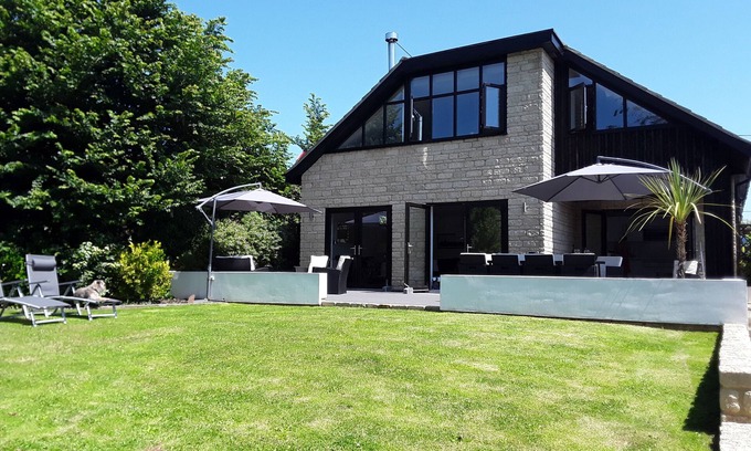 Brighstone House | Charming Home with Hot Tub in Beautiful Brighstone Village