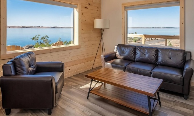 Boardman Hotel | Relaxing Cabin Retreat on Columbia River with Free Breakfast
