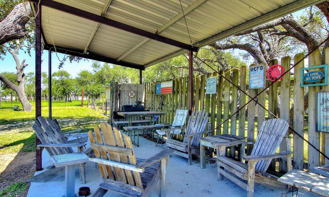 Aransas Pass House | Pet-Friendly Fantasy Oaks Lodge with Ocean Views & Pool