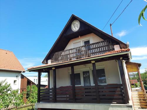 Sostogyogyfurdo Apartment | Pet-Friendly Retreat at Faragó Apartman - Rated 8.1/10