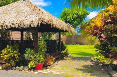 Papeete House | Inviting Fare D'hôtes Tutehau: Family-Friendly with Breakfast