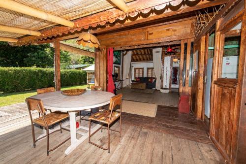 Maharepa House | Fare TEAK avec Palapa et piscine partagée