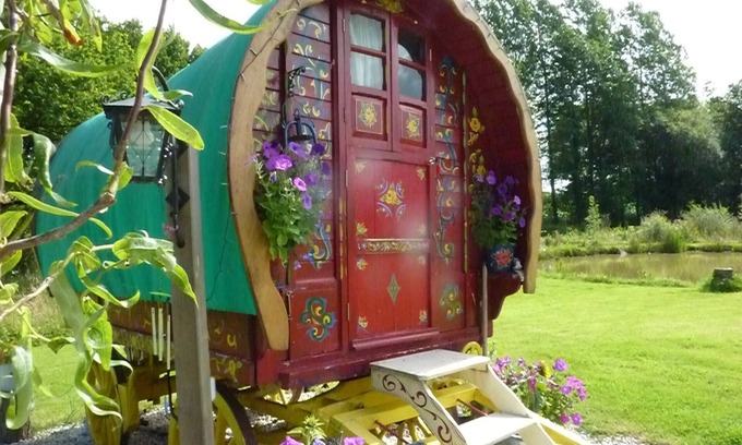 Hardanges House | Unique Farm Bohemian Trailer with Spa and Kitchen Amenities