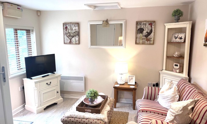 Wickhamford Cottage | Cozy Farm End Cottage: Ideal for Couples with Breakfast