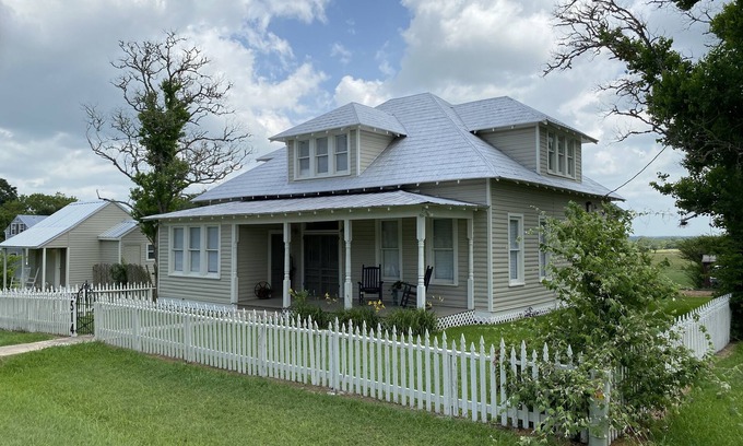 New Ulm House | Serene Farm House Inn with Ocean View & Breakfast Included