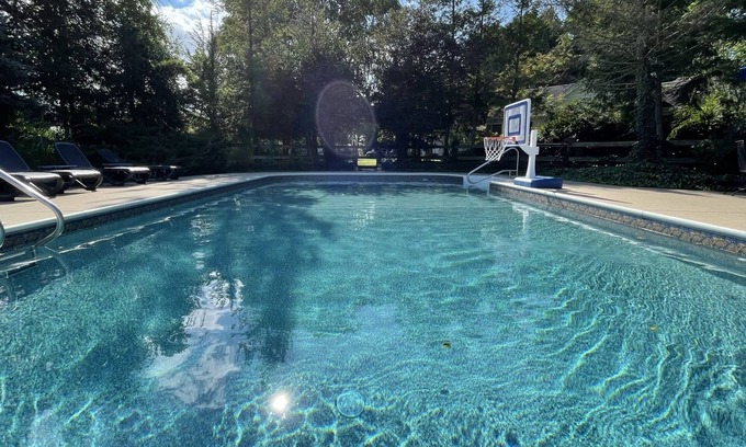 Three Oaks House | Idyllic Farmhouse Retreat with Heated Pool and Ponds