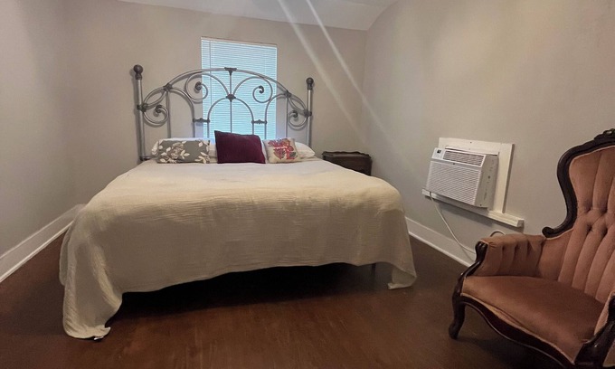 Park Place Apartment | Farm style 1-bedroom apartment with WiFi, AC in awesome Houston