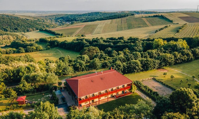 Sedlec House | Relax at Farma Ovčí Terasy: Guest Rated 9/10 & Child Friendly