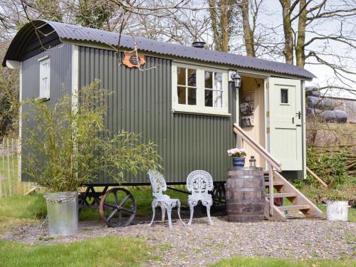 Stowford House | Cozy Farmer Oaks Hut - Perfect for Families and Gatherings