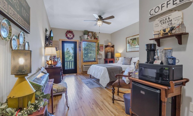 Stanardsville Hotel | Top-Rated Farmer's Market Rm. 102: Pet Friendly & Accessible