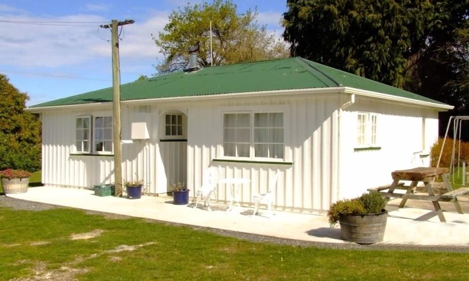 Kaikoura Bed & Breakfast | Unique Farmers Cottage Getaway Near Kaikoura - Family Friendly