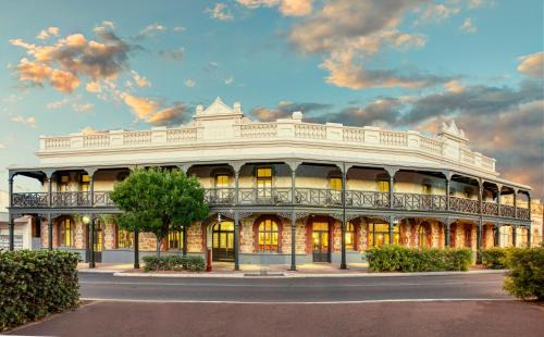 Northam Hotel | Farmers Home Hotel: Guest Rated 9/10 with Family Amenities