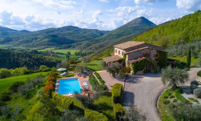 San Giovanni del Pantano House | Idyllic Umbria Farmhouse with Private Pool for 12 Guests