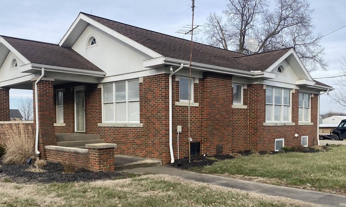 Wadesville House | Farmhouse 7 min from New Harmony 12 min from USI