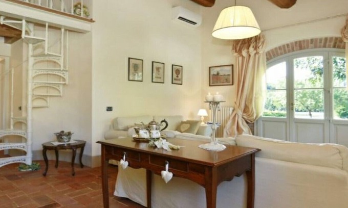 Orentano Apartment | Charming Farmhouse Borgo ai Lecci with Pool & Breakfast