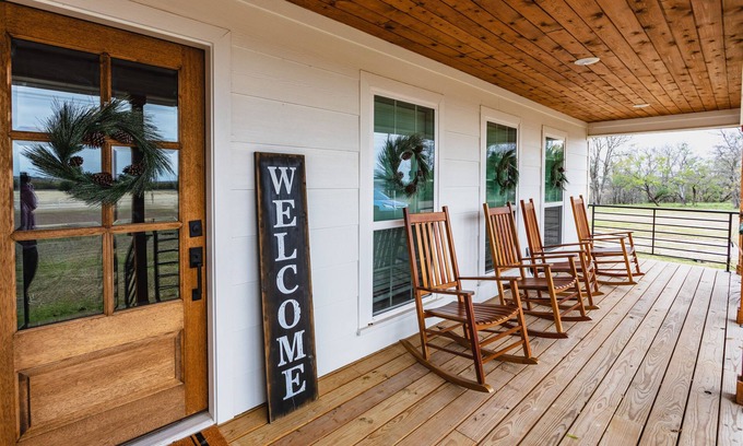 Waco House | Welcoming Farmhouse Retreat - Waco/Magnolia/Baylor