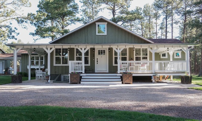 Monument House | Idyllic Farmhouse Cottage Near Monument & Air Force Academy