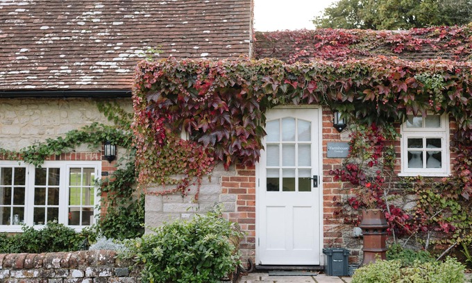 Sandown Cottage | Cozy Farmhouse Cottage for Couples Exploring the Island