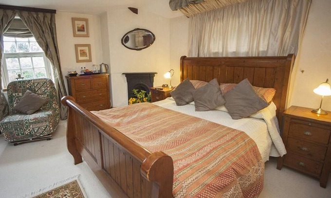 Bradford-on-Avon Other | Cozy Farmhouse Ensuite Double Room with Pool Access