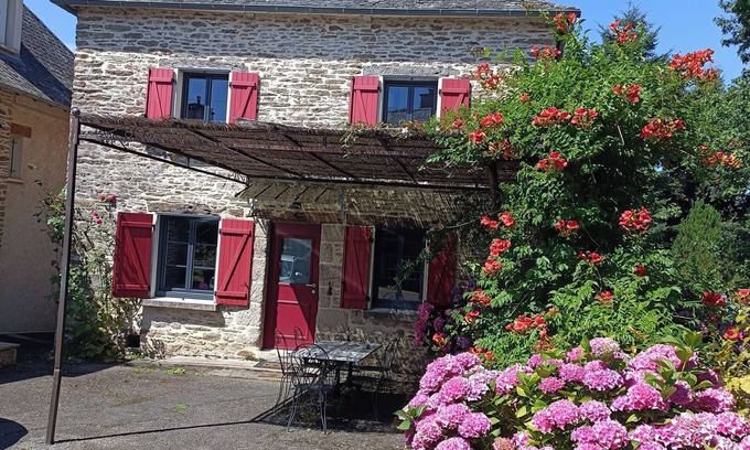 Venarsal House | Tranquil Farmhouse Retreat in Brive with Scenic Hiking