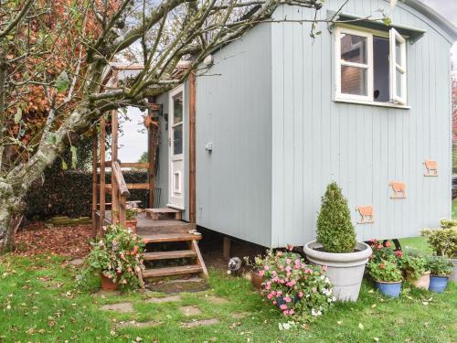 Churt House | Pet-Friendly Farmhouse Garden Shepherds Hut - 10/10 Rated