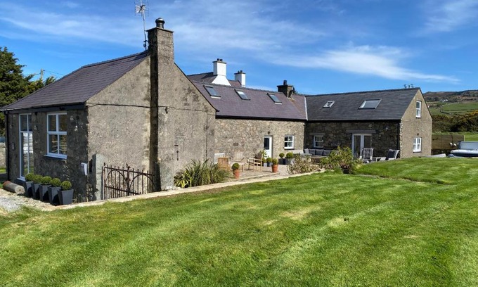 Nefyn House | Pet-Friendly Farmhouse Retreat: Ideal for Families