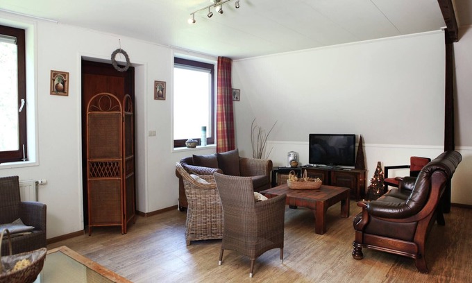 Eede Other | Charming Farmhouse Retreat with Private Terrace & Breakfast