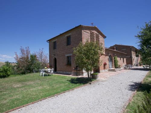 Torre A Castello House | Inviting Farmhouse with Pool in Castelnuovo Berardenga