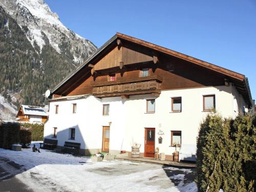 Runhof House | Charming Vintage Holiday Home by Ski Bus Stop