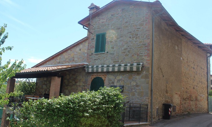 Po' Bandino House | Enchanting Farmhouse in Medieval Village with Pool & Spa
