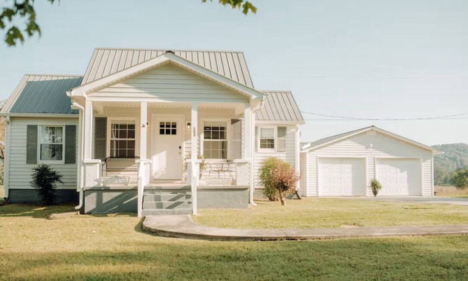 Livingston Other | Charming Farmhouse in Livingston with Family-Friendly Amenities