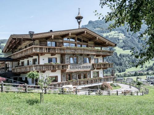 Schwendau House | Cozy Farmhouse Retreat in Tyrol Near Ski Area - Rated 10/10
