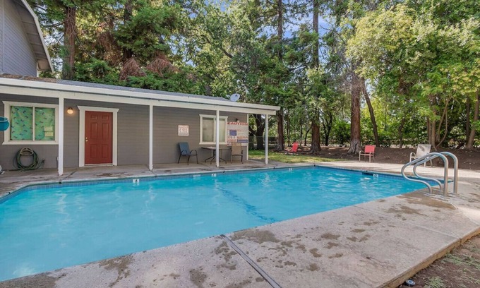 Chico House | Relaxing Farmhouse by the Pool with Spa & Breakfast