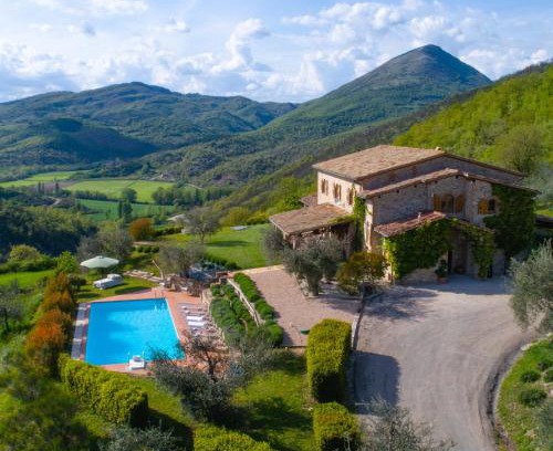 San Giovanni del Pantano House | Charming Farmhouse in Umbria with Pool & Ocean View