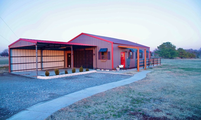 Noble Other | Farmhouse outskirts of Norman’s “Okla. University” fastWiFi, 2-75”TVs, KING BED
