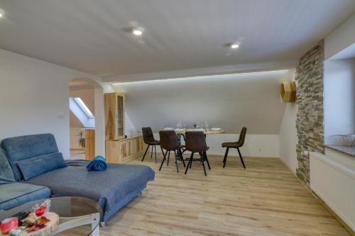 Vransko House | Raspberry Farmhouse: Pool, Spa & Perfect for Families