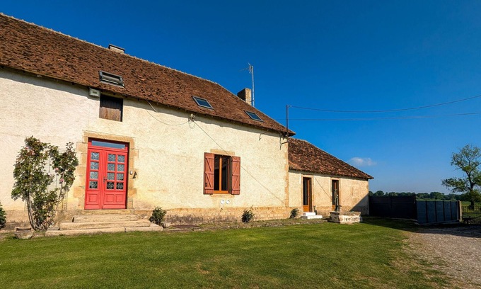 Cluis Cottage | Gite Cluis: 4 Bedrooms, Family-Friendly with Spa & Breakfast