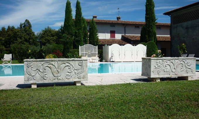 Desenzano del Garda House | Tranquil Farmhouse: Private Park & Pool, Rated 9.8/10