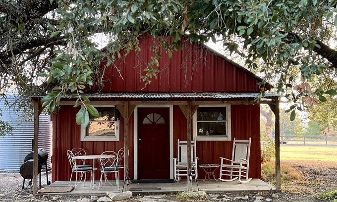Belton Apartment | Farmhouse Studio The Tackroom-animals and a pool!